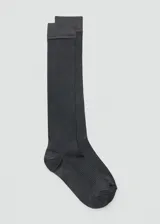Medias largas de tejido de canalé en color gris oscuro, con diseño elástico y ajustado.