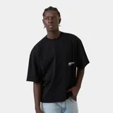 Remera de algodón con corte boxy, color negro, con estampa gráfica en blanco en la parte posterior que incluye el logo de la marca y texto descriptivo.