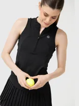 Musculosa deportiva negra de calce ajustado, con cuello alto y medio cierre frontal. Confeccionada en tejido técnico con tecnología Aircool para mayor frescura y transpirabilidad.