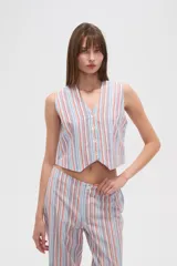 Chaleco cropped a rayas verticales celestes, naranjas y azules, con escote en V y cierre frontal con botones.