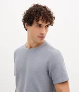 Remera de hombre marca Marfinno, con textura horizontal, cuello redondo y mangas cortas, de corte regular.