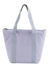 Bolso tipo tote color lila, confeccionado en lona opaca capitoneada con estructura acolchada. Presenta dos asas largas con el nombre de la marca grabado y un compartimento principal amplio con forro interior y bolsillo organizador.