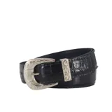 Cinturón negro de cuero con textura croco y hebilla metálica plateada con diseño labrado.