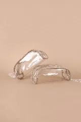 Necessaire transparente de PVC con cierre y bordes en color beige, ideal para guardar artículos pequeños de maquillaje o cuidado personal.