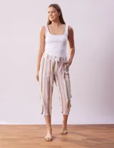 Pantalón capri de lino estampado con rayas verticales en tonos rosa, gris y amarillo. Tiene pretina ancha elastizada, bolsillos inclinados en la parte delantera y cordón ajustable en la cintura.
