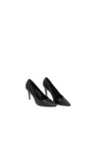 Stiletto clásico de cuero negro con punta fina y taco aguja.