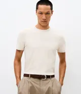 Remera masculina de tricot liso color beige, con corte slim, cuello redondo y mangas cortas.