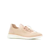 Championes tejidos color beige con cordones tono sobre tono y suela blanca.