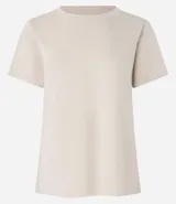 Remera básica de manga corta y cuello redondo, confeccionada en algodón de color celeste.