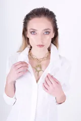 Collar dorado con cadena de eslabones gruesos y dije de sol con puntas.