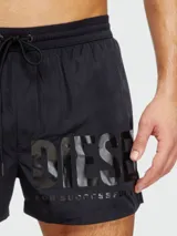 Short de baño Diesel color negro con cintura elástica y cordón ajustable. Presenta el logo de la marca estampado en tono sobre tono en la parte inferior de la pierna derecha.