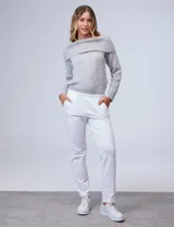 Pantalón jogger color beige de algodón con pretina elastizada.