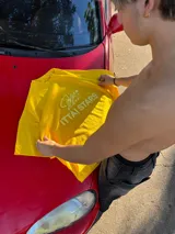 Remera celeste de corte holgado con cuello redondo y estampado en relieve con el logo de la marca y la frase "Ittai Stars".