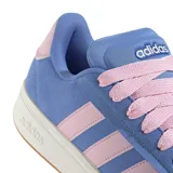 Championes Adidas Grand Court Alpha de estilo urbano, confeccionados en cuero sintético de color azul con las icónicas tres tiras laterales en tono rosado. Presentan cordones anchos en color rosado, suela de goma blanca y una mediasuela Cloudfoam para mayor amortiguación.