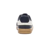 Championes urbanos Fila Champion Court 80 para hombre, en color negro con detalles en beige y suela de goma tostada. Confeccionados en material sintético y gamuza, con el logo clásico de la marca bordado en el lateral y en la lengüeta.