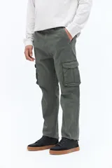 Pantalón cargo color beige con cintura clásica, bolsillos laterales con solapa y cierre de botón, y pasacintos. Diseño recto sin puños, confeccionado en algodón.