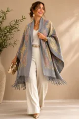 Pashmina de diseño amplio con caída pesada, color gris con patrones bordados en tonos dorados y rosados, terminación con flecos en los extremos.