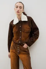 Chaqueta corta de pana con efecto gastado, cuello de piel sintética desmontable, cierre frontal con botones y bolsillos delanteros con solapa.