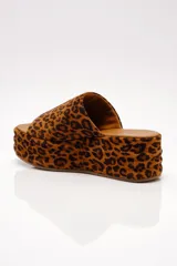 Sandalias con plataforma alta y diseño de una sola tira ancha con estampado animal print.