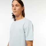 Remera celeste de manga corta con cuello redondo.