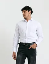 Camisa de vestir blanca de manga larga, con cuello clásico y cierre frontal de botones.