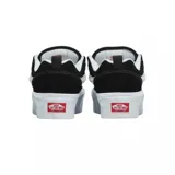 Championes Vans modelo Knu Stack, con diseño de plataforma alta, capellada de gamuza y lona negra, lengüeta acolchada y la icónica banda lateral Sidestripe en relieve.