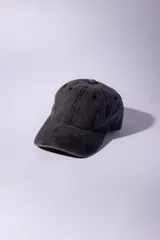 Gorra de gabardina con efecto lavado y visera curva.