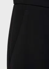 Pantalón wide leg de tiro medio color negro, con bolsillos laterales, cierre de cremallera, botón y ganchos ocultos con tapeta.