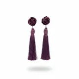 Aros colgantes artesanales con diseño de flor de tela en la parte superior y largos flecos de hilo en color violeta.