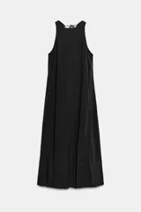 Vestido midi negro confeccionado en mezcla de viscosa, con cuello redondo, diseño sin mangas de sisa, y cierre en la espalda con lazada y abertura.