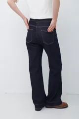 Jean de corte recto y tiro medio, confeccionado en denim azul oscuro con costuras en contraste color ocre.