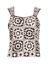 Remera sin mangas de algodón orgánico con diseño de granny squares tejidos a crochet en tonos negro, blanco y gris, con escote cuadrado y tirantes anchos.