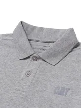 Remera polo Caterpillar de piqué gris, con cuello y puños acanalados, cierre frontal con botones y logo estampado en el pecho.