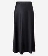 Pollera midi de satén color negro, con corte evasé y cintura elástica. Presenta una caída fluida y suave con acabado brillante.