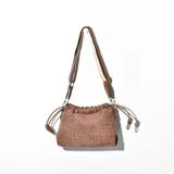 Bandolera marrón con textura símil piel de cocodrilo, cierre con cordón ajustable y correa larga regulable.