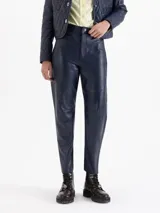 Pantalon de cuero ovino con silueta curva tipo barrel, de tiro alto y diseño estructurado con costuras reforzadas en las rodillas.