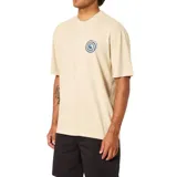 Remera de corte relajado color beige, con cuello redondo y manga corta. Presenta un pequeño estampado circular en el pecho que combina una espiral con el símbolo del yin y yang.