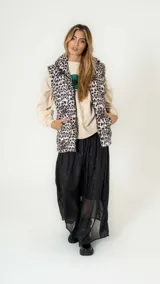 Chaleco puffer con estampado de leopardo y cierre frontal.
