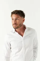 Camisa blanca de hombre, de corte slim, con cuello italiano y logo bordado.