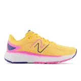 Championes de running New Balance Fresh Foam EVOZ V2, color amarillo con detalles en rosa y azul.