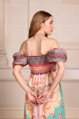 Vestido midi con estampado floral mexicano, escote off-shoulder con elástico y mangas abullonadas.