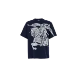 Remera de corte clásico, cuello redondo y manga corta, en color azul marino, con gran estampado frontal en blanco de un caballero medieval a caballo con la inscripción Prorsum.