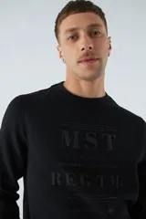 Buzo negro de felpa con cuello redondo, puños y mangas largas. Presenta un estampado en relieve con texto y logo en goma.