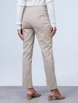 Pantalón color beige de gabardina elastizada, marca Ruby Rd. Delantera con bolsillos simulados y trasera con bolsillos aplicados. Corte recto.