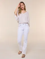 Blusa de algodón y rayón color beige, de la marca Dash. Presenta diseño texturado con sutiles rayas verticales, escote en V cruzado, mangas tres cuartos amplias y ruedo elastizado.