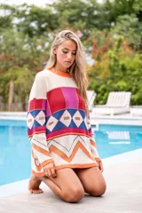 Sweater de punto con cuello redondo y diseño geométrico multicolor.