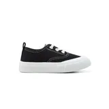 Championes negros de lona con suela de goma blanca y cordones blancos.