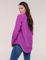 Camisa de satén blanca de la marca Floral & Ivy, con cuello con solapa, cierre frontal de botones, manga larga con puño ancho y bolsillo aplicado en el pecho.