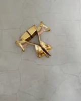 Sandalias plateadas de cuero vacuno con taco bloque de 6 cm y tira delantera con detalle de nudo.