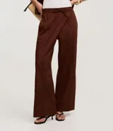Pantalón wide leg marrón de sarga, con cintura alta, elástico, lazo y frisos delanteros.